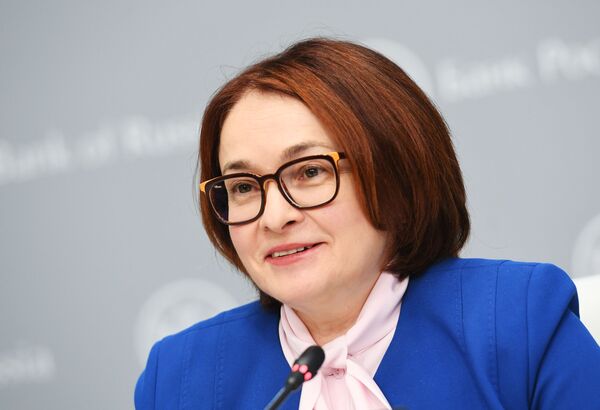 Председатель Центрального банка РФ Эльвира Набиуллина выступает на брифинге в Москве Председатель Центрального банка РФ Эльвира Набиуллина выступает на брифинге в Москве