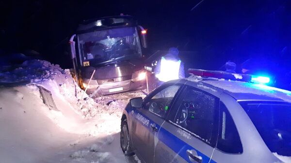 Автобус, съехавший в сугроб на трассе в Челябинской области. 4 марта 2019 Автобус, съехавший в сугроб на трассе в Челябинской области. 4 марта 2019