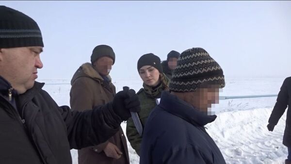 Константин Попов показывает, как добивал ножом своих друзей Константин Попов показывает, как добивал ножом своих друзей