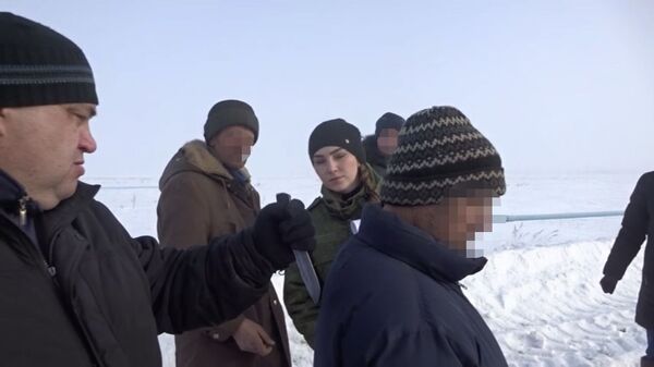 Константин Попов показывает, как добивал ножом своих друзей Константин Попов показывает, как добивал ножом своих друзей