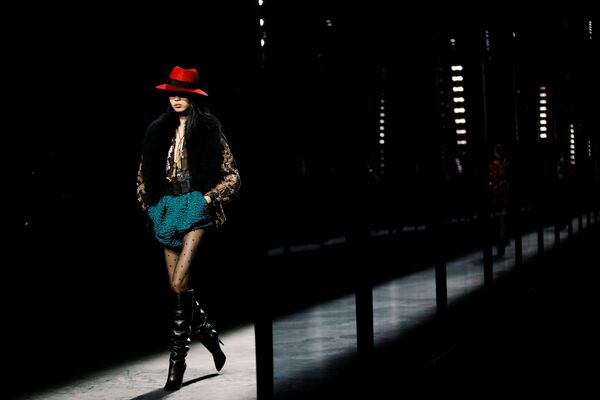 Модель на показе Anthony Vaccarello для Saint Laurent на Неделе моды в Париже Модель на показе Anthony Vaccarello для Saint Laurent на Неделе моды в Париже