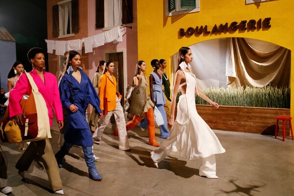 Модели на показе Simon Porte Jacquemus на Неделе моды в Париже Модели на показе Simon Porte Jacquemus на Неделе моды в Париже
