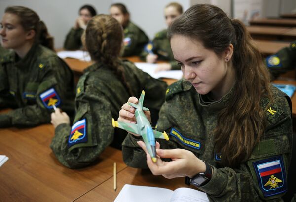 Курсантки-лётчицы на учебном занятии в Краснодарском высшем военном авиационном училище имени Героя Советского Союза А.Серова Курсантки-лётчицы на учебном занятии в Краснодарском высшем военном авиационном училище имени Героя Советского Союза А.Серова