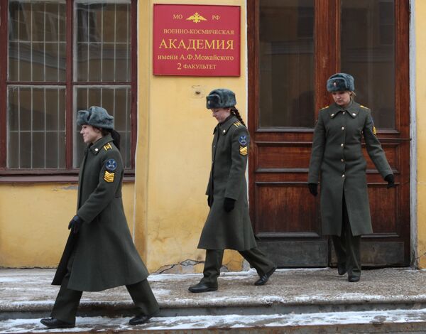 Девушки-курсантки на занятиях в Военно-космической академии им. А.Ф.Можайского Девушки-курсантки на занятиях в Военно-космической академии им. А.Ф.Можайского