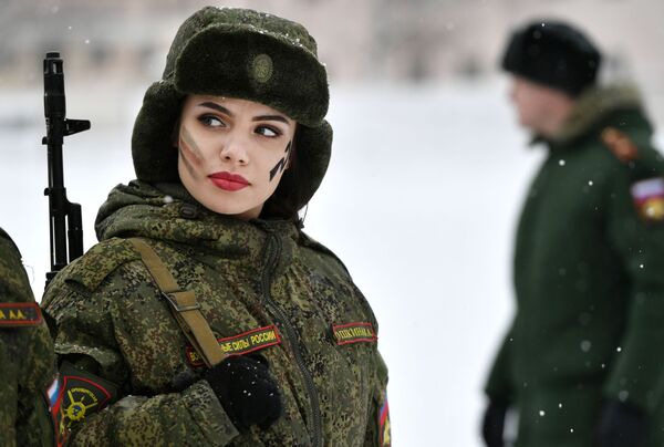 Участница во время конкурса красоты и профессионального мастерства среди женщин-военнослужащих ракетных войск стратегического назначения Макияж под камуфляж в Ярославской области Участница во время конкурса красоты и профессионального мастерства среди женщин-военнослужащих ракетных войск стратегического назначения Макияж под камуфляж в Ярославской области