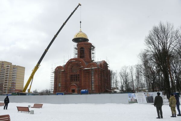 Установка купола при строительстве главного храма Росгвардии в подмосковной Балашихе Установка купола при строительстве главного храма Росгвардии в подмосковной Балашихе
