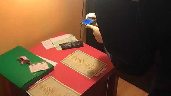 Эксперт МВД фотографирует вещественные доказательства Эксперт МВД фотографирует вещественные доказательства