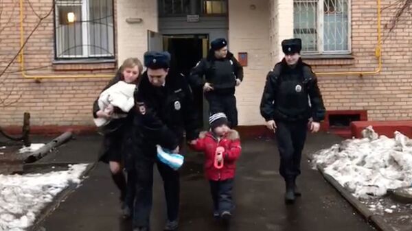 Сотрудники МВД и ПДН с Ажыбеком и новорожденной девочкой выходят из подъезда Сотрудники МВД и ПДН с Ажыбеком и новорожденной девочкой выходят из подъезда