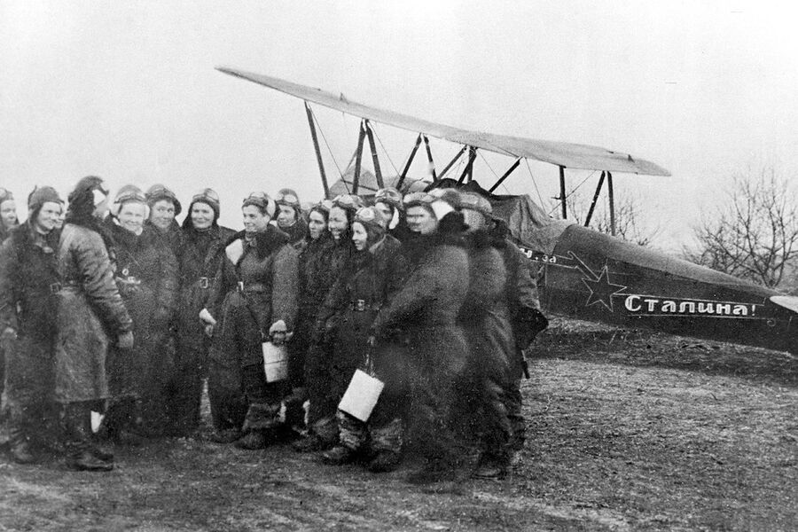 Летчицы 46-го гвардейского ночного бомбардировочного авиационного полка Летчицы 46-го гвардейского ночного бомбардировочного авиационного полка