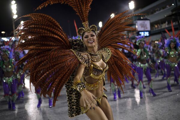 Участница школы самбо Grande Rio выступает на самбодроме в рамках карнавала в Рио-де-Жанеро Участница школы самбо Grande Rio выступает на самбодроме в рамках карнавала в Рио-де-Жанеро