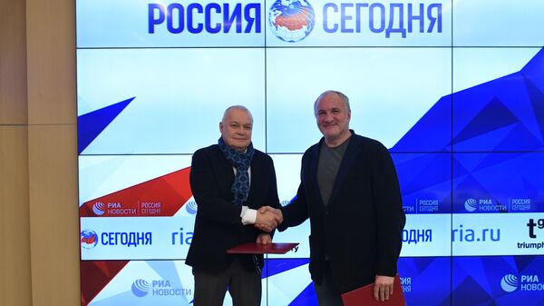 Генеральный директор МИА Россия сегодня Дмитрий Киселев и соучредитель галереи современного искусства Триумф Емельян Захаров во время подписания соглашения о партнерстве РИА Новости Генеральный директор МИА Россия сегодня Дмитрий Киселев и соучредитель галереи современного искусства Триумф Емельян Захаров во время подписания соглашения о партнерстве РИА Новости