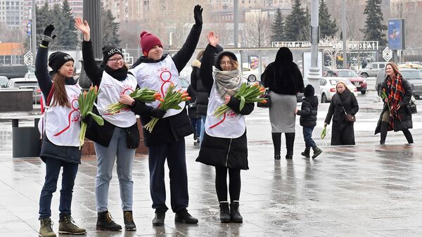 Волонтеры движения Мосволонтер, поздравляющие женщин с Международным женским днем в рамках добровольческой акции Вам, любимые!, у входа в Парк Горького в Москве Волонтеры движения Мосволонтер, поздравляющие женщин с Международным женским днем в рамках добровольческой акции Вам, любимые!, у входа в Парк Горького в Москве
