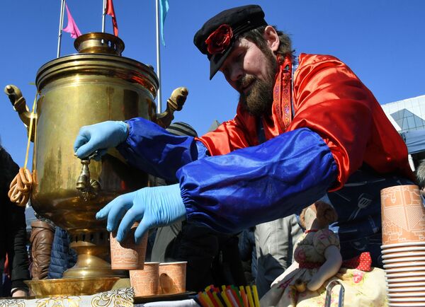 Участник празднования Широкой Масленицы на центральной площади во Владивостоке Участник празднования Широкой Масленицы на центральной площади во Владивостоке