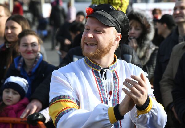 Участник празднования Широкой Масленицы на центральной площади во Владивостоке Участник празднования Широкой Масленицы на центральной площади во Владивостоке