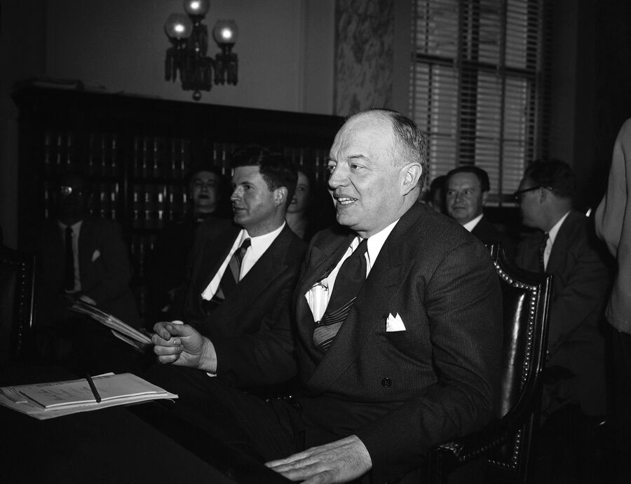 Гарольд Стассен в Вашингтоне, 1953 год Гарольд Стассен в Вашингтоне, 1953 год
