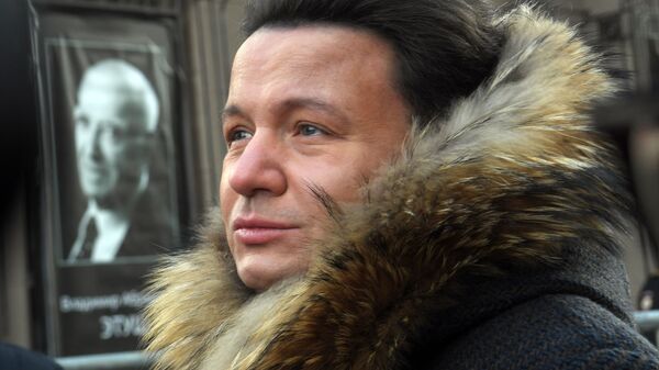 Актер Александр Олешко перед церемонией прощания с народным артистом СССР Владимиром Этушем у театра им. Евгения Вахтангова Актер Александр Олешко перед церемонией прощания с народным артистом СССР Владимиром Этушем у театра им. Евгения Вахтангова