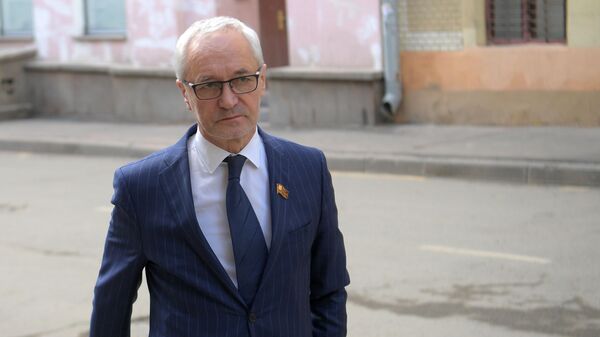 Председатель комиссии Мосгордумы по культуре, актер Евгений Герасимов перед церемонией прощания с народным артистом СССР Владимиром Этушем у театра им. Евгения Вахтангова Председатель комиссии Мосгордумы по культуре, актер Евгений Герасимов перед церемонией прощания с народным артистом СССР Владимиром Этушем у театра им. Евгения Вахтангова