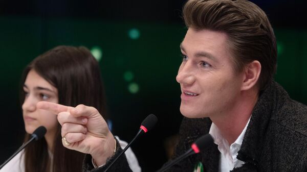 Певец Алексей Воробьев во время пресс-конференции, посвященной третьему сезону шоу Ты супер! в Международном мультимедийном пресс-центре МИА Россия сегодня Певец Алексей Воробьев во время пресс-конференции, посвященной третьему сезону шоу Ты супер! в Международном мультимедийном пресс-центре МИА Россия сегодня