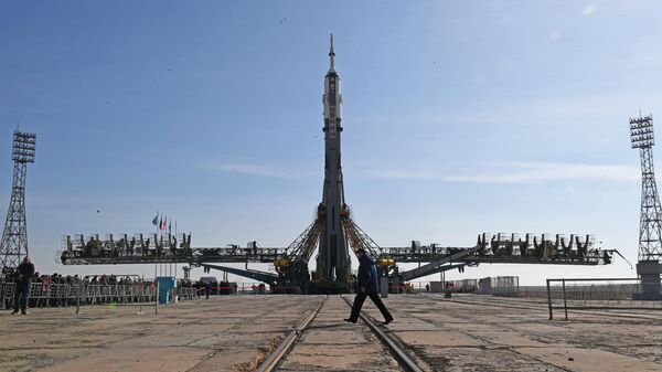 Ракета-носитель Союз-ФГ с пилотируемым кораблем Союз МС-12 во время установки на стартовый комплекс космодрома Байконур Ракета-носитель Союз-ФГ с пилотируемым кораблем Союз МС-12 во время установки на стартовый комплекс космодрома Байконур