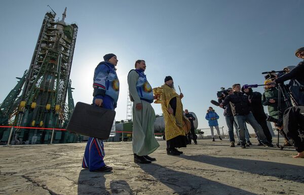 Духовник Роскосмоса, настоятель храма Святого Великомученика Георгия Победоносца в городе Байконур отец Сергий (Бычков) во время освящения ракеты-носителя Союз-ФГ на стартовом комплексе космодрома Байконур. 14 марта 2019 Духовник Роскосмоса, настоятель храма Святого Великомученика Георгия Победоносца в городе Байконур отец Сергий (Бычков) во время освящения ракеты-носителя Союз-ФГ на стартовом комплексе космодрома Байконур. 14 марта 2019