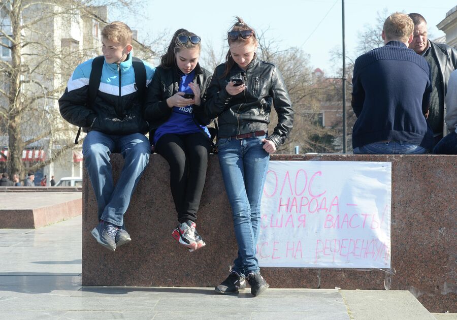 Жители Симферополя накануне референдума 16 марта Жители Симферополя накануне референдума 16 марта