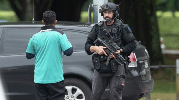 Сотрудник правоохранительных органов рядом с местом стрельбы в мечети города Крайстчерч, Новая Зеландия 