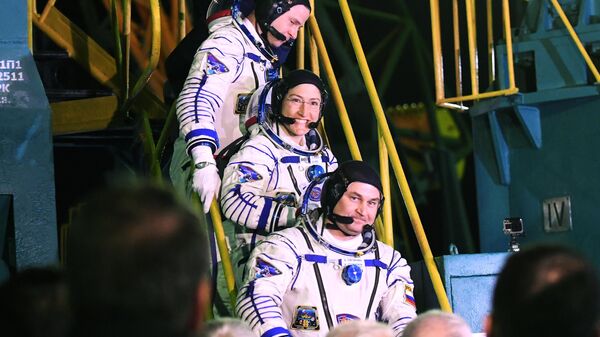 Члены основного экипажа 59/60-й длительной экспедиции на МКС астронавты NASA Ник Хейг, Кристина Кох и космонавт Роскосмоса Алексей Овчинин перед запуском ракеты-носителя Союз-ФГ с транспортным пилотируемым кораблем Союз МС-12 с космодрома Байконур