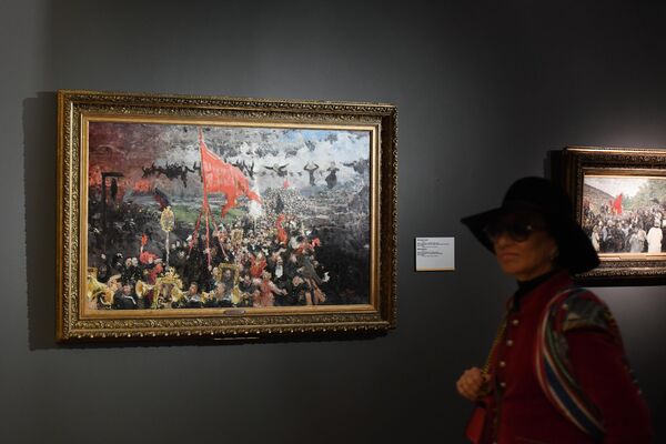 Посетительница возле картины Манифестация на выставке Ильи Репина в Третьяковской галерее на Крымском валу Посетительница возле картины Манифестация на выставке Ильи Репина в Третьяковской галерее на Крымском валу