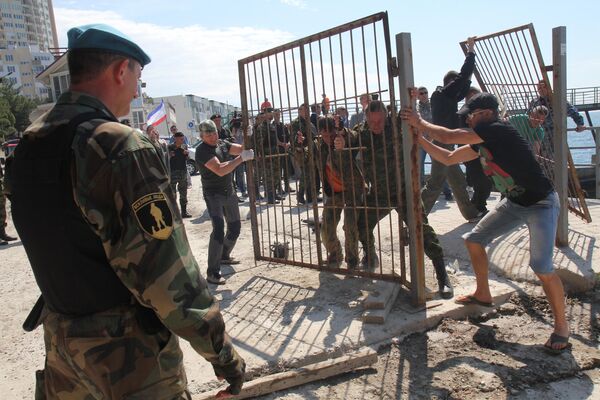 Народные дружинники демонтируют забор на входе на пляж в поселке Парковое под Ялтой Народные дружинники демонтируют забор на входе на пляж в поселке Парковое под Ялтой
