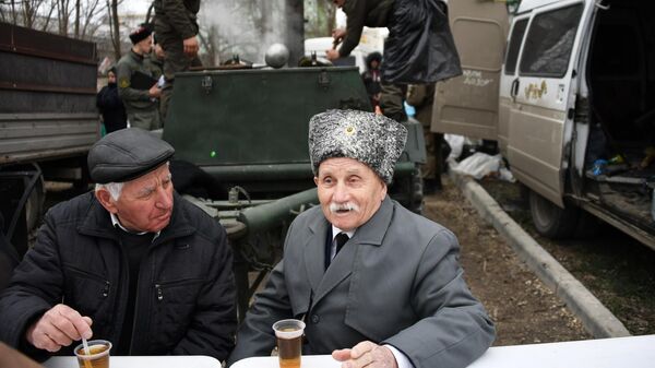 Казаки пьют чай во время празднования 5-й годовщины Общекрымского референдума 2014 года и воссоединения Крыма с Россией в парке имени Юрия Гагарина в Симферополе