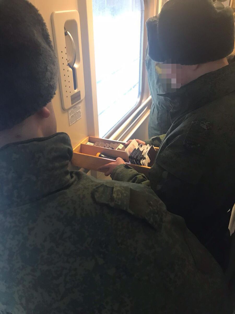 Войсковой наряд проверяет пропуска Войсковой наряд проверяет пропуска