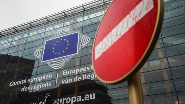 Логотип Евросоюза на здании штаб-квартиры Европейского парламента в Брюсселе Логотип Евросоюза на здании штаб-квартиры Европейского парламента в Брюсселе
