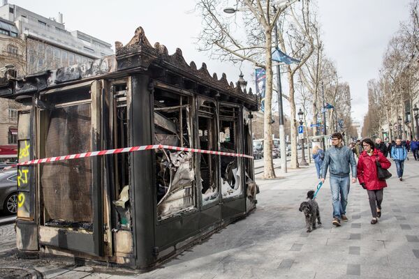 Последствия беспорядков в ходе акции желтых жилетов в Париже. 17 марта 2019 Последствия беспорядков в ходе акции желтых жилетов в Париже. 17 марта 2019