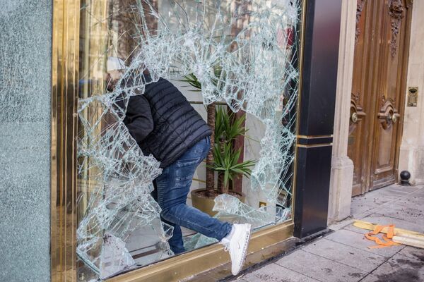 Последствия беспорядков в ходе акции желтых жилетов в Париже. 17 марта 2019 Последствия беспорядков в ходе акции желтых жилетов в Париже. 17 марта 2019