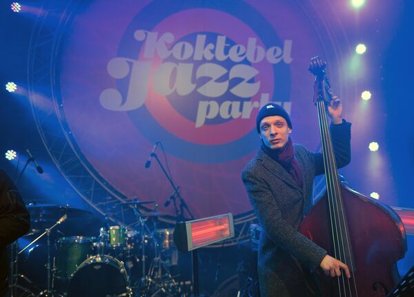 Контрабасист Трио Олега Аккуратова Сергей Корчагин на концерте Koktebel Jazz Party фестиваля Крымская весна Контрабасист Трио Олега Аккуратова Сергей Корчагин на концерте Koktebel Jazz Party фестиваля Крымская весна