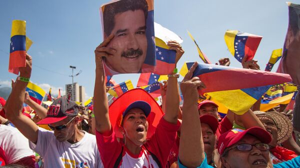 Участники во время акции в поддержку президента Венесуэлы Николаса Мадуро в Каракасе. Архивное фото