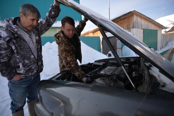 Салават Камалютинов, взявший под опеку инвалида Анатолия Барышева в поселке Винзили, Тюменская область Салават Камалютинов, взявший под опеку инвалида Анатолия Барышева в поселке Винзили, Тюменская область