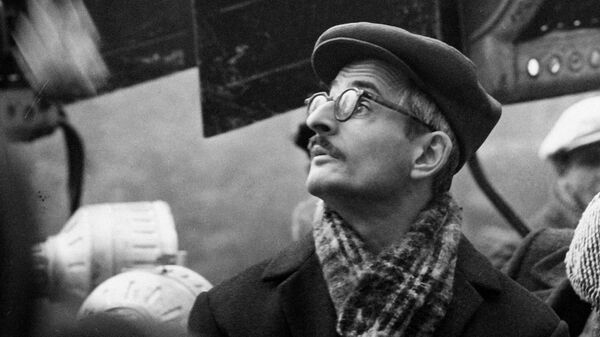 Режиссер Марлен Хуциев на съемках фильма Июльский дождь Режиссер Марлен Хуциев на съемках фильма Июльский дождь