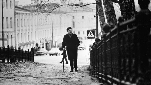 Народный артист СССР Ростислав Плятт в роли тестя на съемках фильма Послесловие режиссера Марлена Хуциева Народный артист СССР Ростислав Плятт в роли тестя на съемках фильма Послесловие режиссера Марлена Хуциева