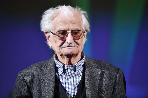 Режиссёр Марлен Хуциев на церемонии вручения национальной премии кинокритики и кинопрессы Белый слон в Центральном Доме кинематографистов в Москве Режиссёр Марлен Хуциев на церемонии вручения национальной премии кинокритики и кинопрессы Белый слон в Центральном Доме кинематографистов в Москве