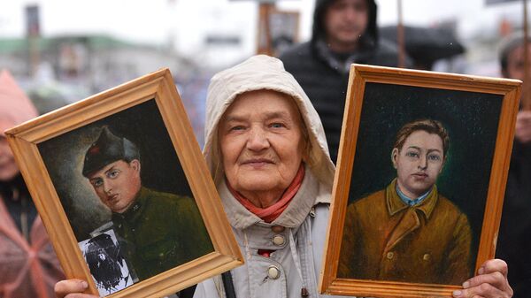Участница акции Бессмертный полк в Екатеринбурге Участница акции Бессмертный полк в Екатеринбурге