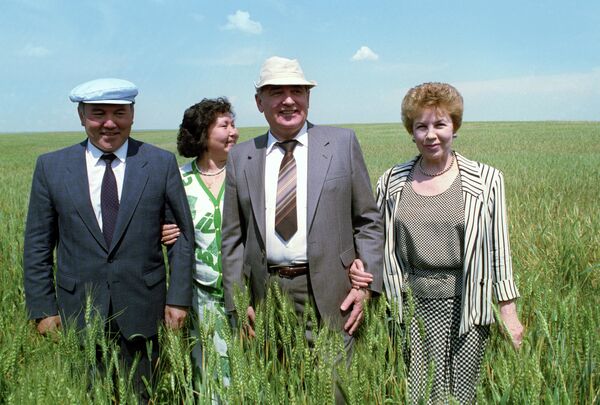 Президент СССР Михаил Горбачев и президент Казахстана Нурсултан Назарбаев с женами Президент СССР Михаил Горбачев и президент Казахстана Нурсултан Назарбаев с женами