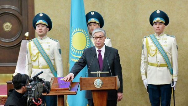 Председатель Сената Парламента Казахстана Касым-Жомарт Токаев приносит присягу на церемонии передачи ему полномочий президента страны. 20 марта 2019