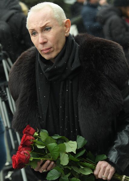 Пародист Александр Песков перед началом церемонии прощания с певицей Юлией Началовой Пародист Александр Песков перед началом церемонии прощания с певицей Юлией Началовой