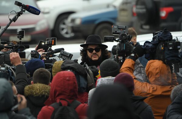 Певец Филипп Киркоров перед началом церемонии прощания с певицей Юлией Началовой Певец Филипп Киркоров перед началом церемонии прощания с певицей Юлией Началовой