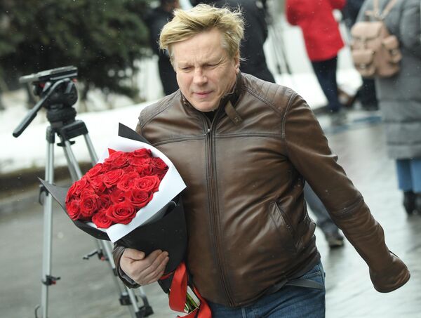 Певец Виктор Салтыков на церемонии прощания с певицей Юлией Началовой Певец Виктор Салтыков на церемонии прощания с певицей Юлией Началовой