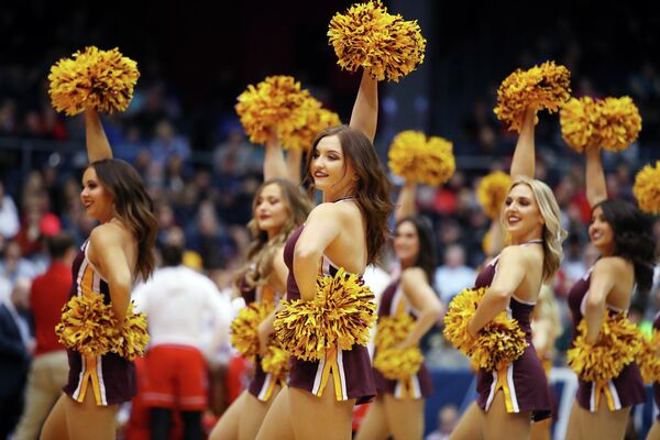 Девушки из группы поддержки выступают во время матча Sun Devils против Red Storm Девушки из группы поддержки выступают во время матча Sun Devils против Red Storm