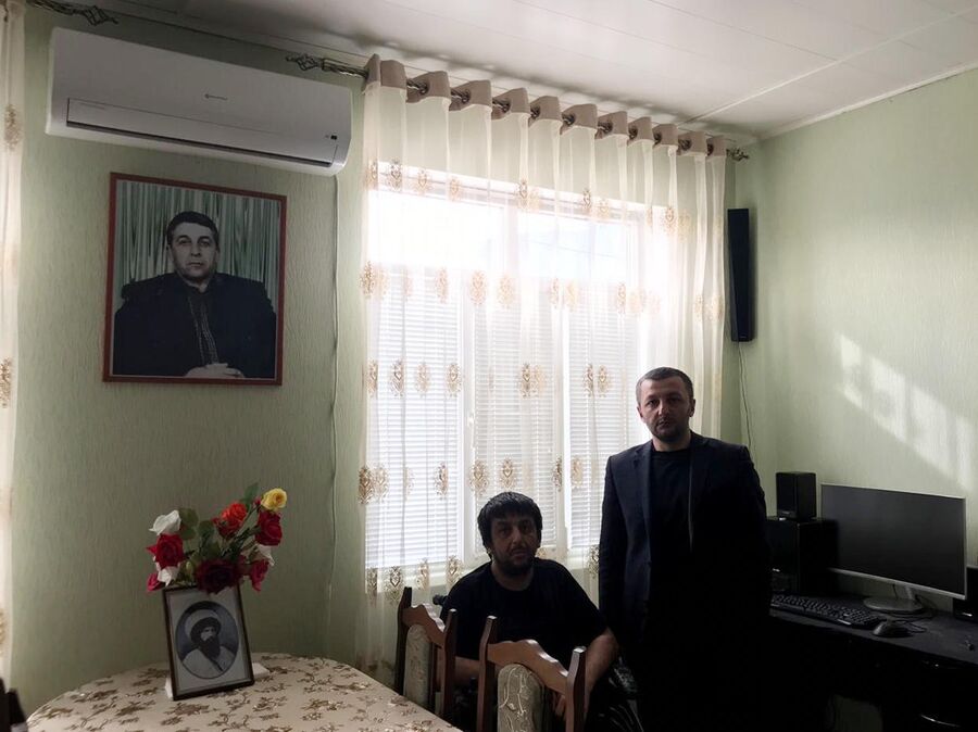 Магомед Гамзатов вместе со старшим братом на фоне портрета отца, убитого боевиками Магомед Гамзатов вместе со старшим братом на фоне портрета отца, убитого боевиками