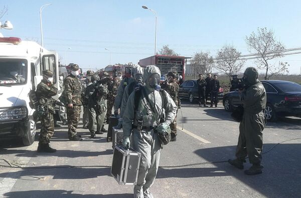 Сотрудники военизированной полиции в защитных костюмах пробираются к месту взрыва на заводе пестицидов Цзянсу Тяньцзяи в провинции Цзянсу, Китай. 22 марта 2019 Сотрудники военизированной полиции в защитных костюмах пробираются к месту взрыва на заводе пестицидов Цзянсу Тяньцзяи в провинции Цзянсу, Китай. 22 марта 2019