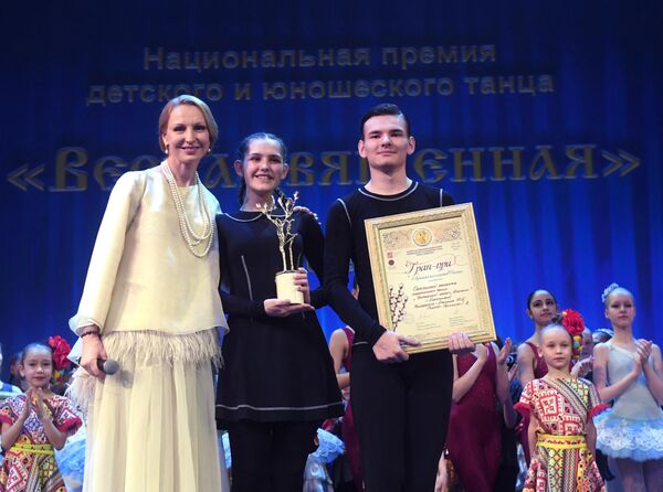Народная артистка России, руководитель Русской национальной балетной школы Илзе Лиепа и эстрадный балет Апельсин (Екатеринбург) во время награждения по итогам конкурса Национальной Премии детского и юношеского танца Весна священная на сцене Московского государственного академического театра Русская песня в Москве Народная артистка России, руководитель Русской национальной балетной школы Илзе Лиепа и эстрадный балет Апельсин (Екатеринбург) во время награждения по итогам конкурса Национальной Премии детского и юношеского танца Весна священная на сцене Московского государственного академического театра Русская песня в Москве